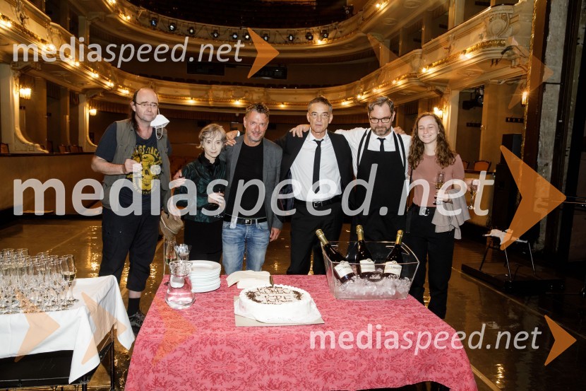  Matija Rozman, igralec;  Veronika Drolc, igralka;  Diego de Brea, režiser;   Igor  Samobor, igralec, ravnatelj SNG Drama Ljubljana;  Jurij  Zrnec, igralec;  ... Konec igre, premiera drame, SNG Ljubljana