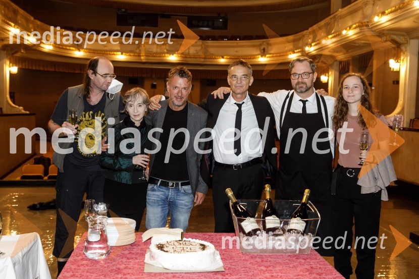  Matija Rozman, igralec;  Veronika Drolc, igralka;  Diego de Brea, režiser;   Igor  Samobor, igralec, ravnatelj SNG Drama Ljubljana;  Jurij  Zrnec, igralec;  ... Konec igre, premiera drame, SNG Ljubljana