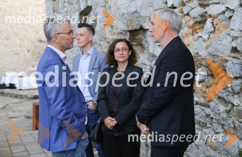  ... ;  ... ;  Sandi Češko, lastnik Studia ModernaMednarodno priznanje za mlade, podelitev priznanj 7. generaciji