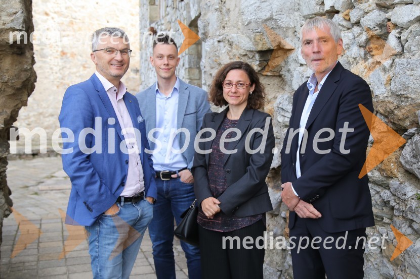  ... ;  ... ;  ... ;  Sandi Češko, lastnik Studia ModernaMednarodno priznanje za mlade, podelitev priznanj 7. generaciji