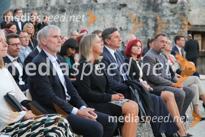  Sandi Češko, lastnik Studia Moderna;  Andreja Černič Anžur , izvršna direktorica Zavoda MEPI ;  Borut Pahor, predsednik Republike Slovenije;  Breda Arnšek, podžupanja Mestne občine Celje;  ... Mednarodno priznanje za mlade, podelitev priznanj 7. generaciji