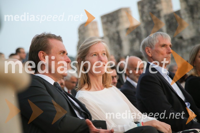  ... ;  ... ;  Sandi Češko, lastnik Studia ModernaMednarodno priznanje za mlade, podelitev priznanj 7. generaciji