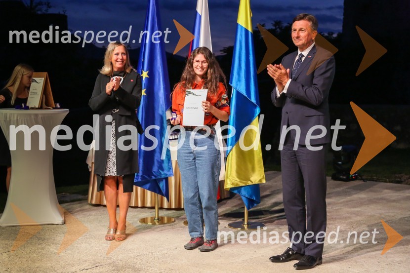  Andreja Černič Anžur , izvršna direktorica Zavoda MEPI ;  ... ;  Borut Pahor, predsednik Republike SlovenijeMednarodno priznanje za mlade, podelitev priznanj 7. generaciji