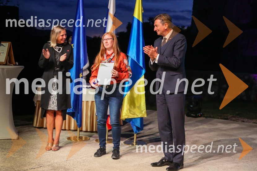  Andreja Černič Anžur , izvršna direktorica Zavoda MEPI ;  ... ;  Borut Pahor, predsednik Republike SlovenijeMednarodno priznanje za mlade, podelitev priznanj 7. generaciji