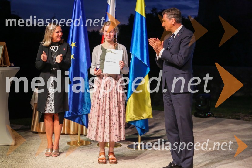  Andreja Černič Anžur , izvršna direktorica Zavoda MEPI ;  ... ;  Borut Pahor, predsednik Republike SlovenijeMednarodno priznanje za mlade, podelitev priznanj 7. generaciji