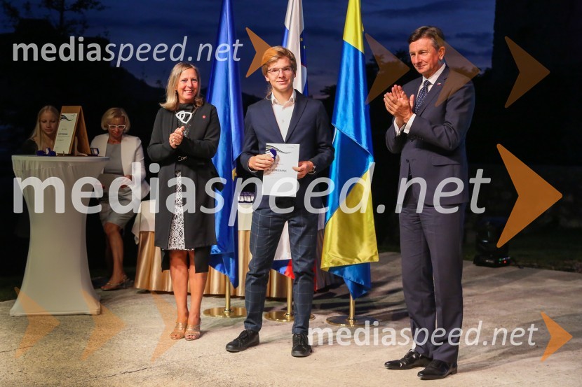  Andreja Černič Anžur , izvršna direktorica Zavoda MEPI ;  ... ;  Borut Pahor, predsednik Republike SlovenijeMednarodno priznanje za mlade, podelitev priznanj 7. generaciji