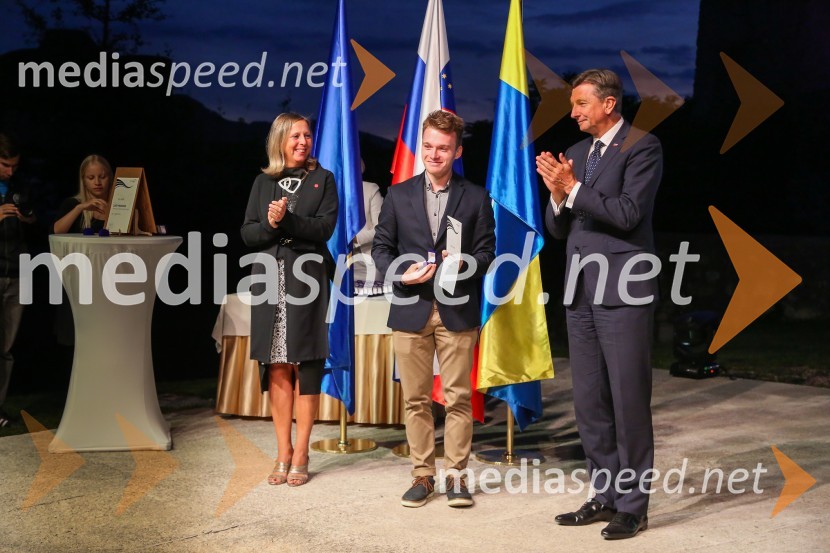  Andreja Černič Anžur , izvršna direktorica Zavoda MEPI ;  ... ;  Borut Pahor, predsednik Republike SlovenijeMednarodno priznanje za mlade, podelitev priznanj 7. generaciji