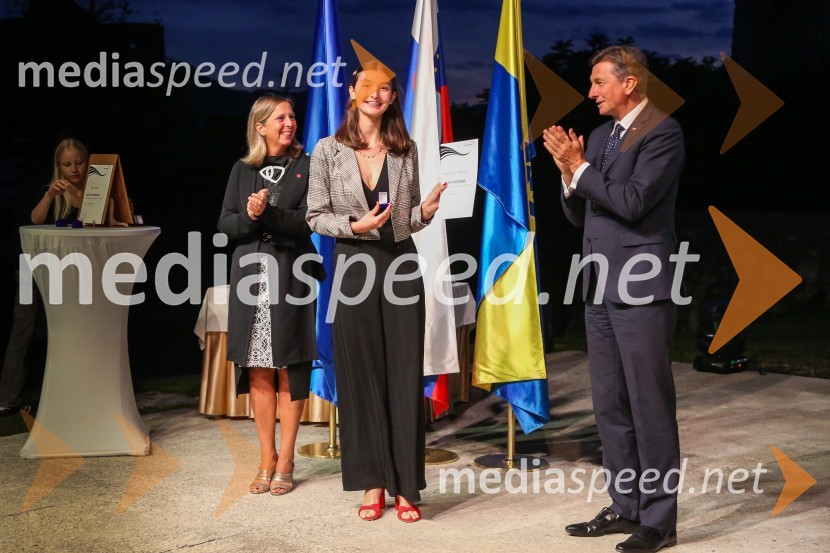  Andreja Černič Anžur , izvršna direktorica Zavoda MEPI ;  ... ;  Borut Pahor, predsednik Republike SlovenijeMednarodno priznanje za mlade, podelitev priznanj 7. generaciji