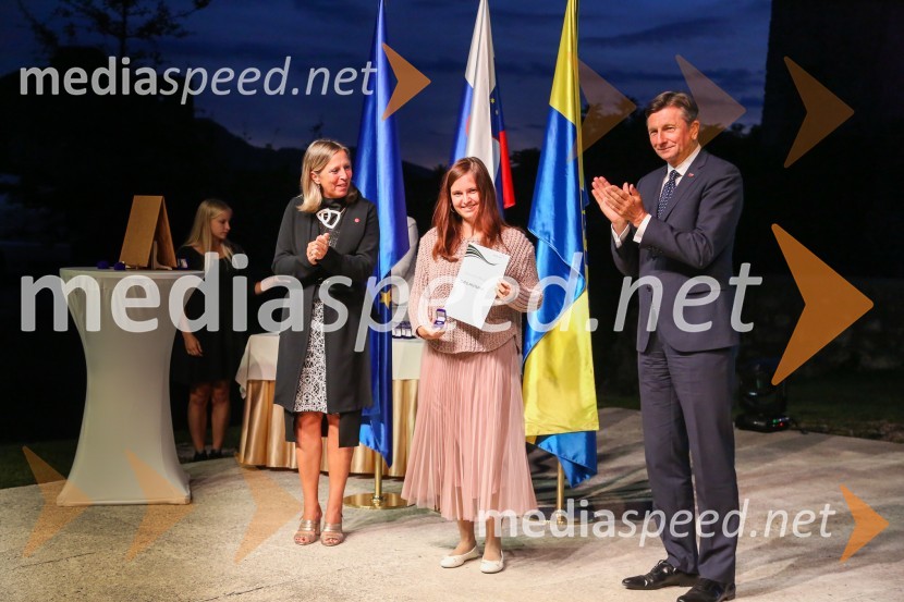  Andreja Černič Anžur , izvršna direktorica Zavoda MEPI ;  ... ;  Borut Pahor, predsednik Republike SlovenijeMednarodno priznanje za mlade, podelitev priznanj 7. generaciji