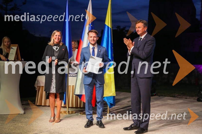  Andreja Černič Anžur , izvršna direktorica Zavoda MEPI ;  ... ;  Borut Pahor, predsednik Republike SlovenijeMednarodno priznanje za mlade, podelitev priznanj 7. generaciji