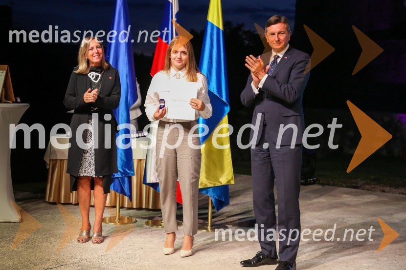  Andreja Černič Anžur , izvršna direktorica Zavoda MEPI ;  ... ;  Borut Pahor, predsednik Republike SlovenijeMednarodno priznanje za mlade, podelitev priznanj 7. generaciji