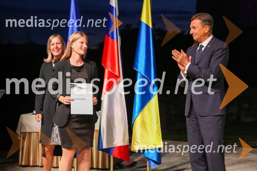  Andreja Černič Anžur , izvršna direktorica Zavoda MEPI ;  ... ;  Borut Pahor, predsednik Republike SlovenijeMednarodno priznanje za mlade, podelitev priznanj 7. generaciji