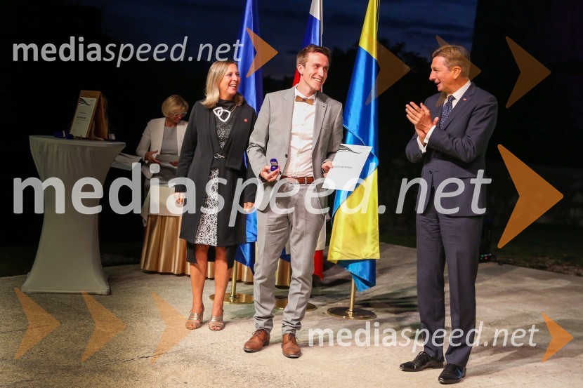  Andreja Černič Anžur , izvršna direktorica Zavoda MEPI ;  ... ;  Borut Pahor, predsednik Republike SlovenijeMednarodno priznanje za mlade, podelitev priznanj 7. generaciji