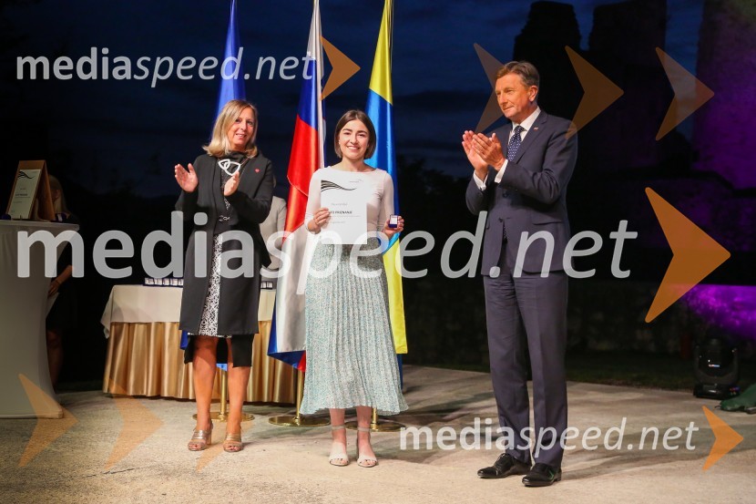  Andreja Černič Anžur , izvršna direktorica Zavoda MEPI ;  ... ;  Borut Pahor, predsednik Republike SlovenijeMednarodno priznanje za mlade, podelitev priznanj 7. generaciji