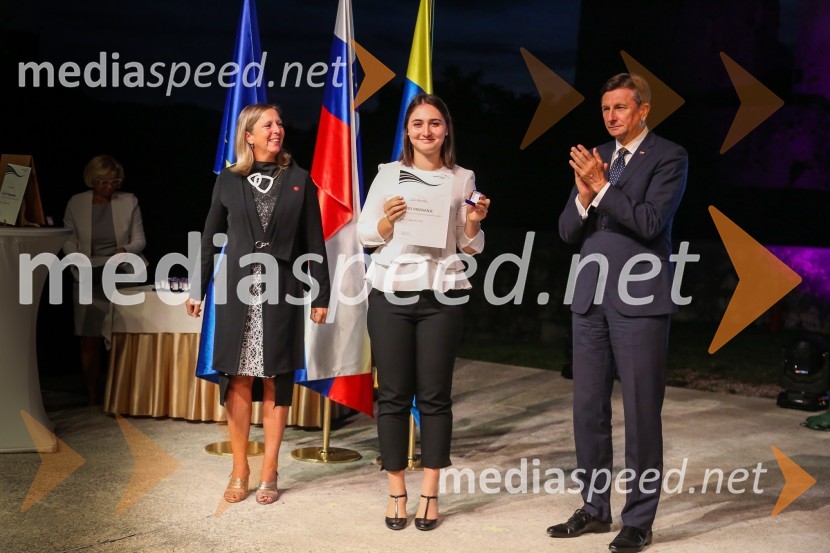  Andreja Černič Anžur , izvršna direktorica Zavoda MEPI ;  ... ;  Borut Pahor, predsednik Republike SlovenijeMednarodno priznanje za mlade, podelitev priznanj 7. generaciji