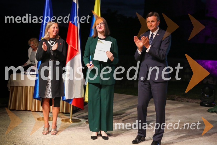  Andreja Černič Anžur , izvršna direktorica Zavoda MEPI ;  ... ;  Borut Pahor, predsednik Republike SlovenijeMednarodno priznanje za mlade, podelitev priznanj 7. generaciji