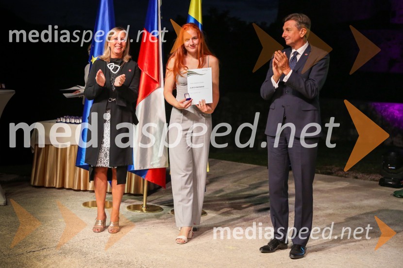  Andreja Černič Anžur , izvršna direktorica Zavoda MEPI ;  ... ;  Borut Pahor, predsednik Republike SlovenijeMednarodno priznanje za mlade, podelitev priznanj 7. generaciji