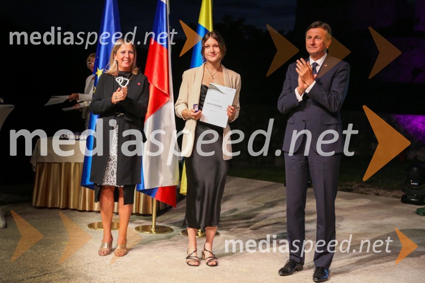  Andreja Černič Anžur , izvršna direktorica Zavoda MEPI ;  ... ;  Borut Pahor, predsednik Republike SlovenijeMednarodno priznanje za mlade, podelitev priznanj 7. generaciji