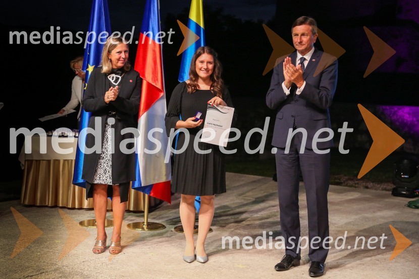  Andreja Černič Anžur , izvršna direktorica Zavoda MEPI ;  ... ;  Borut Pahor, predsednik Republike SlovenijeMednarodno priznanje za mlade, podelitev priznanj 7. generaciji