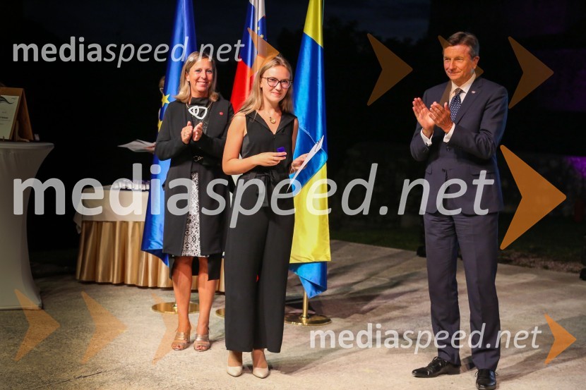  Andreja Černič Anžur , izvršna direktorica Zavoda MEPI ;  ... ;  Borut Pahor, predsednik Republike SlovenijeMednarodno priznanje za mlade, podelitev priznanj 7. generaciji
