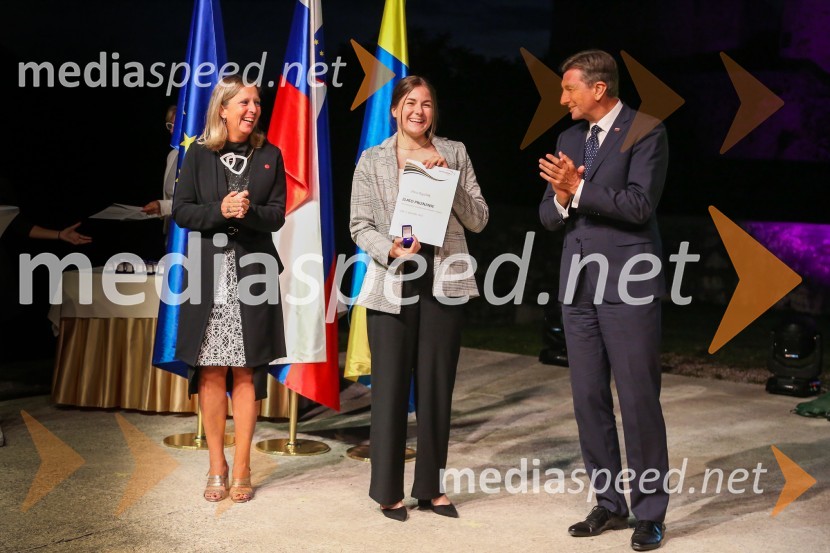  Andreja Černič Anžur , izvršna direktorica Zavoda MEPI ;  ... ;  Borut Pahor, predsednik Republike SlovenijeMednarodno priznanje za mlade, podelitev priznanj 7. generaciji