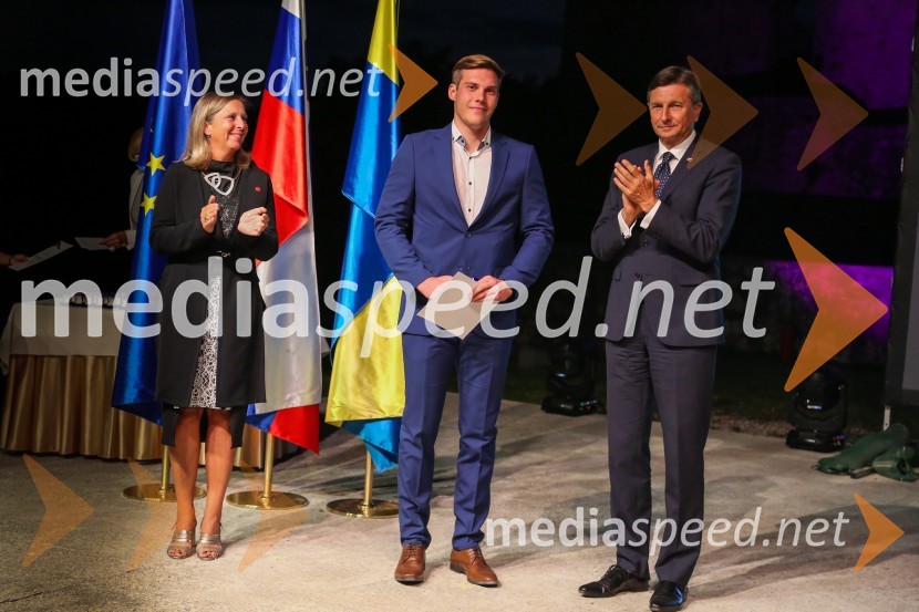  Andreja Černič Anžur , izvršna direktorica Zavoda MEPI ;  ... ;  Borut Pahor, predsednik Republike SlovenijeMednarodno priznanje za mlade, podelitev priznanj 7. generaciji