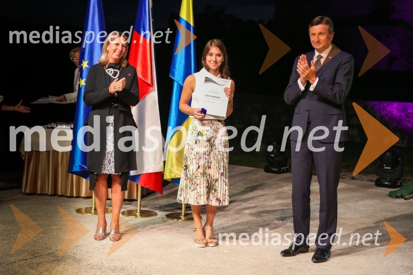  Andreja Černič Anžur , izvršna direktorica Zavoda MEPI ;  ... ;  Borut Pahor, predsednik Republike SlovenijeMednarodno priznanje za mlade, podelitev priznanj 7. generaciji