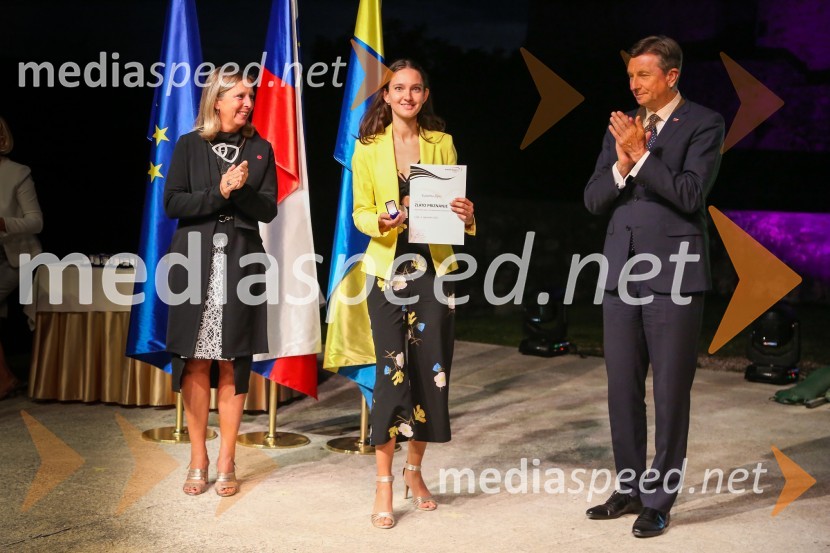  Andreja Černič Anžur , izvršna direktorica Zavoda MEPI ;  ... ;  Borut Pahor, predsednik Republike SlovenijeMednarodno priznanje za mlade, podelitev priznanj 7. generaciji