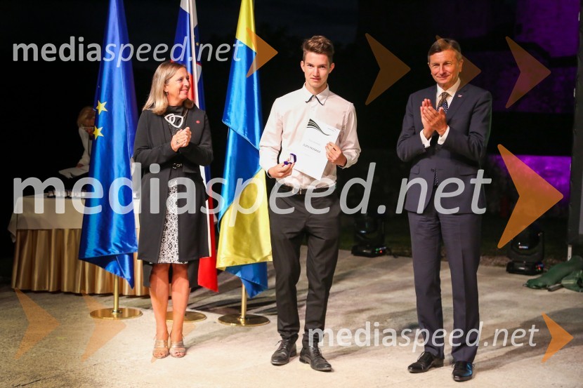  Andreja Černič Anžur , izvršna direktorica Zavoda MEPI ;  ... ;  Borut Pahor, predsednik Republike SlovenijeMednarodno priznanje za mlade, podelitev priznanj 7. generaciji