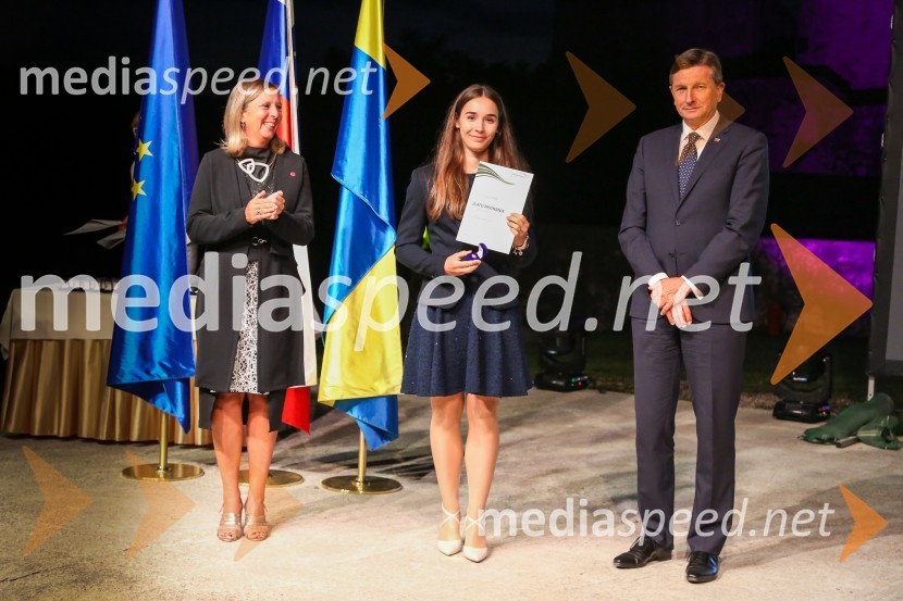  Andreja Černič Anžur , izvršna direktorica Zavoda MEPI ;  ... ;  Borut Pahor, predsednik Republike SlovenijeMednarodno priznanje za mlade, podelitev priznanj 7. generaciji