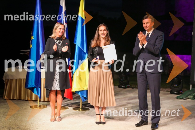  Andreja Černič Anžur , izvršna direktorica Zavoda MEPI ;  ... ;  Borut Pahor, predsednik Republike SlovenijeMednarodno priznanje za mlade, podelitev priznanj 7. generaciji