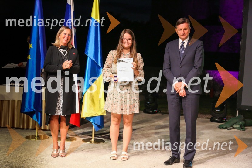  Andreja Černič Anžur , izvršna direktorica Zavoda MEPI ;  ... ;  Borut Pahor, predsednik Republike SlovenijeMednarodno priznanje za mlade, podelitev priznanj 7. generaciji