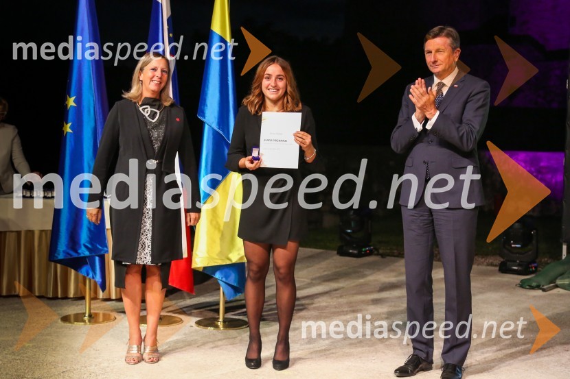  Andreja Černič Anžur , izvršna direktorica Zavoda MEPI ;  ... ;  Borut Pahor, predsednik Republike SlovenijeMednarodno priznanje za mlade, podelitev priznanj 7. generaciji