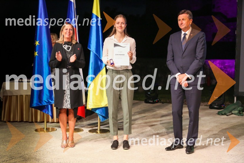  Andreja Černič Anžur , izvršna direktorica Zavoda MEPI ;  ... ;  Borut Pahor, predsednik Republike SlovenijeMednarodno priznanje za mlade, podelitev priznanj 7. generaciji