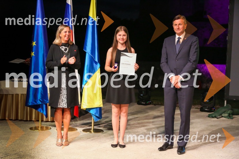  Andreja Černič Anžur , izvršna direktorica Zavoda MEPI ;  ... ;  Borut Pahor, predsednik Republike SlovenijeMednarodno priznanje za mlade, podelitev priznanj 7. generaciji