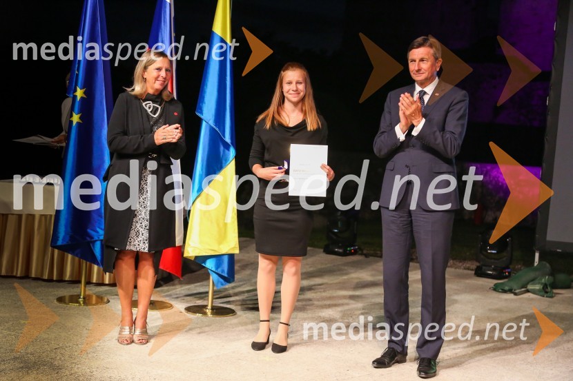  Andreja Černič Anžur , izvršna direktorica Zavoda MEPI ;  ... ;  Borut Pahor, predsednik Republike SlovenijeMednarodno priznanje za mlade, podelitev priznanj 7. generaciji