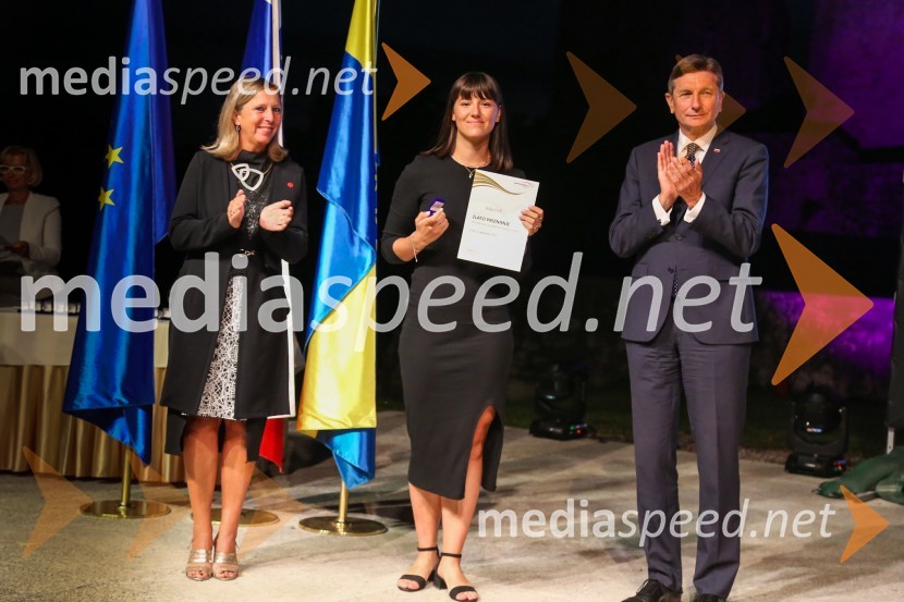  Andreja Černič Anžur , izvršna direktorica Zavoda MEPI ;  ... ;  Borut Pahor, predsednik Republike SlovenijeMednarodno priznanje za mlade, podelitev priznanj 7. generaciji