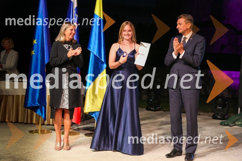  Andreja Černič Anžur , izvršna direktorica Zavoda MEPI ;  ... ;  Borut Pahor, predsednik Republike SlovenijeMednarodno priznanje za mlade, podelitev priznanj 7. generaciji