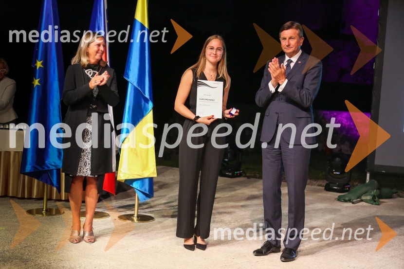  Andreja Černič Anžur , izvršna direktorica Zavoda MEPI ;  ... ;  Borut Pahor, predsednik Republike SlovenijeMednarodno priznanje za mlade, podelitev priznanj 7. generaciji