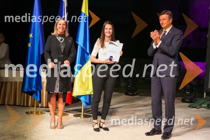  Andreja Černič Anžur , izvršna direktorica Zavoda MEPI ;  ... ;  Borut Pahor, predsednik Republike SlovenijeMednarodno priznanje za mlade, podelitev priznanj 7. generaciji