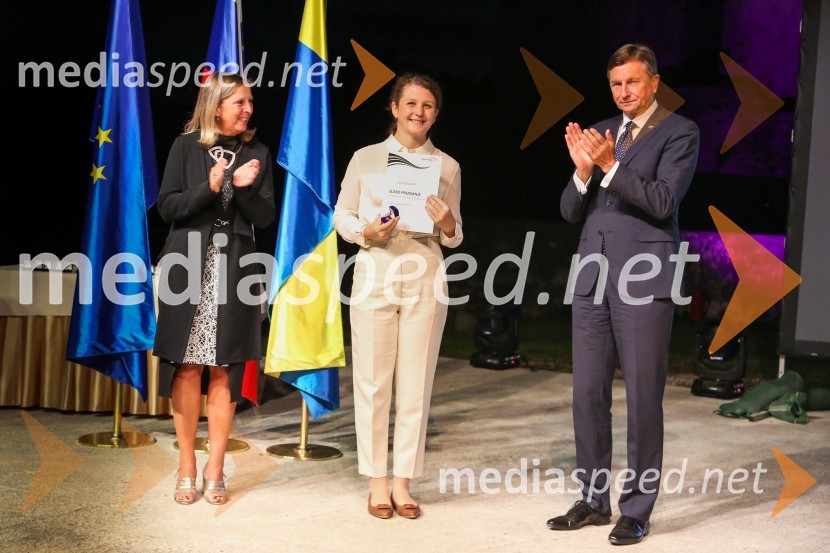  Andreja Černič Anžur , izvršna direktorica Zavoda MEPI ;  ... ;  Borut Pahor, predsednik Republike SlovenijeMednarodno priznanje za mlade, podelitev priznanj 7. generaciji