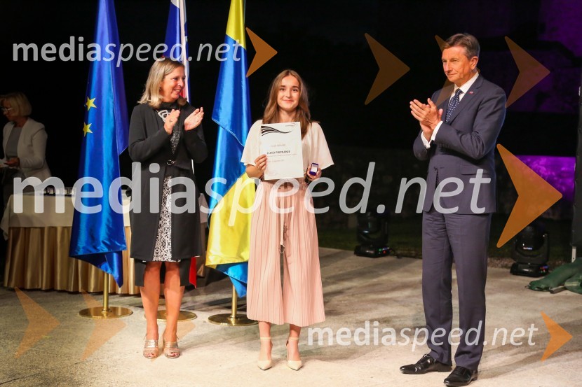  Andreja Černič Anžur , izvršna direktorica Zavoda MEPI ;  ... ;  Borut Pahor, predsednik Republike SlovenijeMednarodno priznanje za mlade, podelitev priznanj 7. generaciji