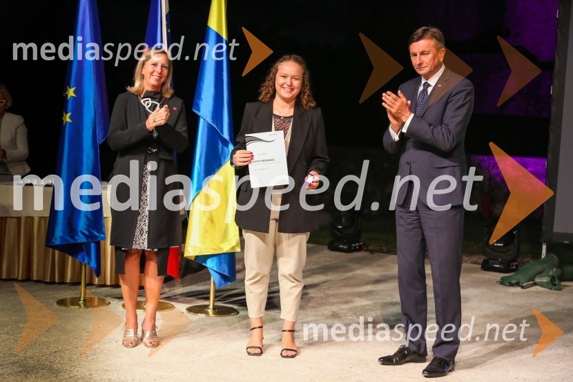  Andreja Černič Anžur , izvršna direktorica Zavoda MEPI ;  ... ;  Borut Pahor, predsednik Republike SlovenijeMednarodno priznanje za mlade, podelitev priznanj 7. generaciji