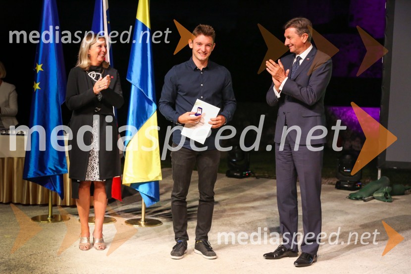  Andreja Černič Anžur , izvršna direktorica Zavoda MEPI ;  ... ;  Borut Pahor, predsednik Republike SlovenijeMednarodno priznanje za mlade, podelitev priznanj 7. generaciji