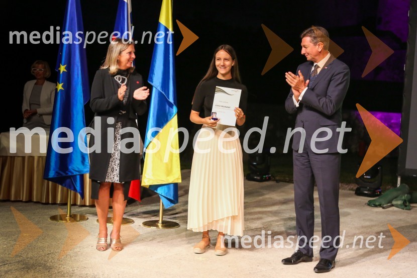  Andreja Černič Anžur , izvršna direktorica Zavoda MEPI ;  ... ;  Borut Pahor, predsednik Republike SlovenijeMednarodno priznanje za mlade, podelitev priznanj 7. generaciji