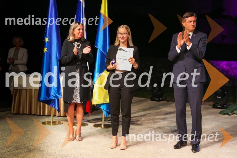 Andreja Černič Anžur , izvršna direktorica Zavoda MEPI ;  ... ;  Borut Pahor, predsednik Republike SlovenijeMednarodno priznanje za mlade, podelitev priznanj 7. generaciji