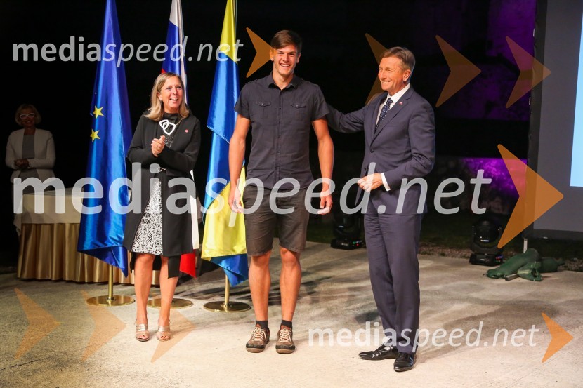  Andreja Černič Anžur , izvršna direktorica Zavoda MEPI ;  ... ;  Borut Pahor, predsednik Republike SlovenijeMednarodno priznanje za mlade, podelitev priznanj 7. generaciji