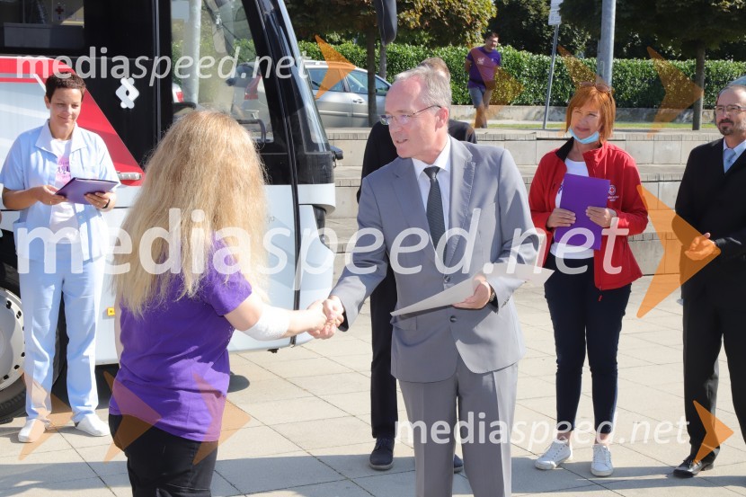  Mojca Pepelnik, pobudnica akcije Vijol'čna kri za vse ljudi; prim. doc. dr. Jernej Završnik, dr. med., spec., direktor Zdravstvenega doma dr. Adolfa DrolcaKrvodajalska akcija Vijol'čna kri za vse ljudi 2021