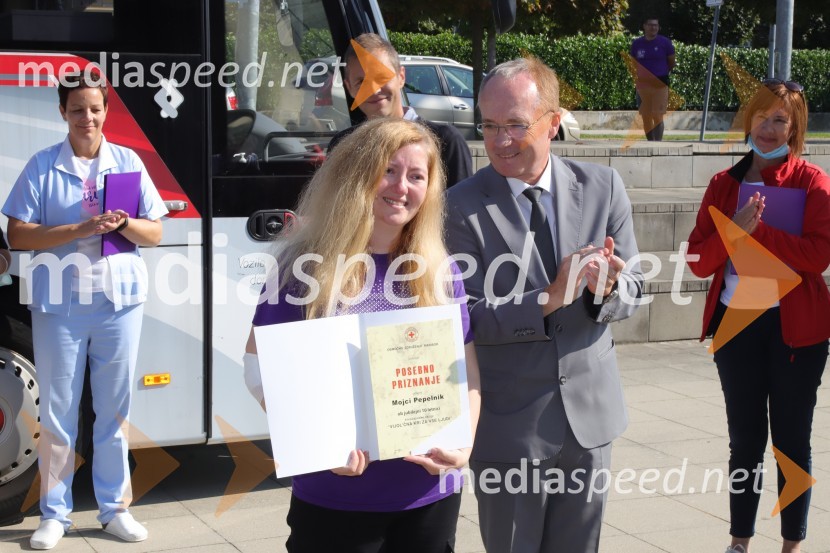  Mojca Pepelnik, pobudnica akcije Vijol'čna kri za vse ljudi; prim. doc. dr. Jernej Završnik, dr. med., spec., direktor Zdravstvenega doma dr. Adolfa DrolcaKrvodajalska akcija Vijol'čna kri za vse ljudi 2021