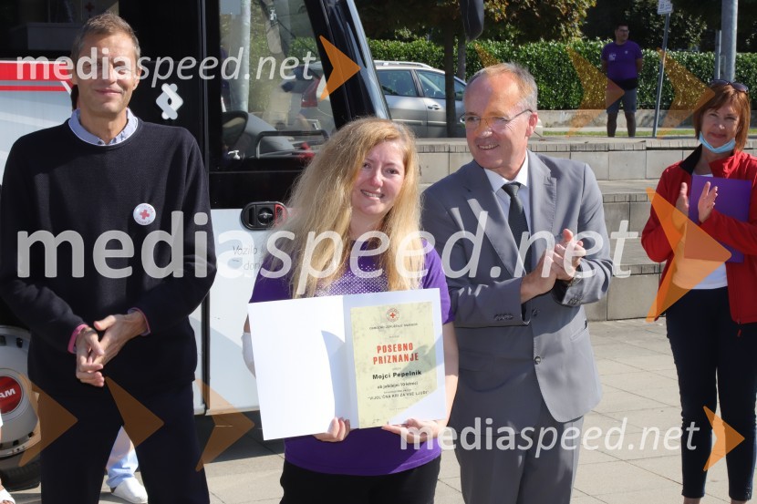 Mojca Pepelnik, pobudnica akcije Vijol'čna kri za vse ljudi; prim. doc. dr. Jernej Završnik, dr. med., spec., direktor Zdravstvenega doma dr. Adolfa DrolcaKrvodajalska akcija Vijol'čna kri za vse ljudi 2021